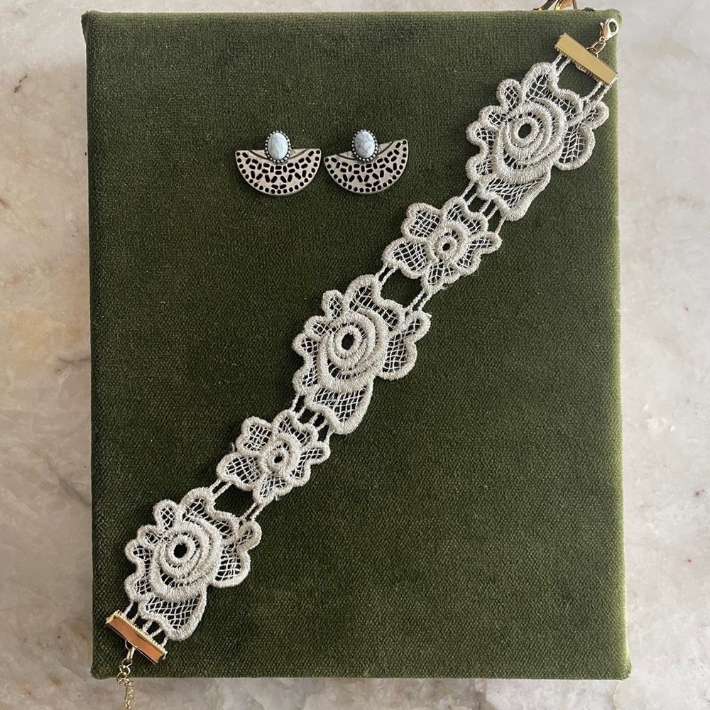 Stone like stud earrings and lace choker necklace